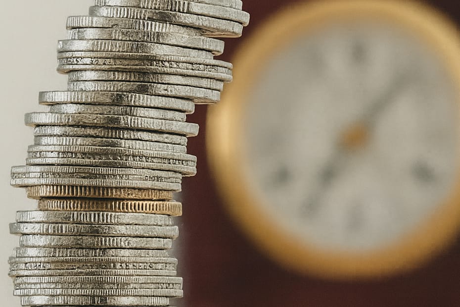 llustration of calendar marking 365 days, symbolizing LTCG patience and dividend rhythm